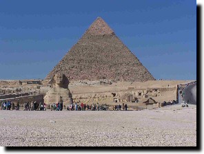 La pyramide de Chphren (IVe dynastie ) garde par le Sphinx.